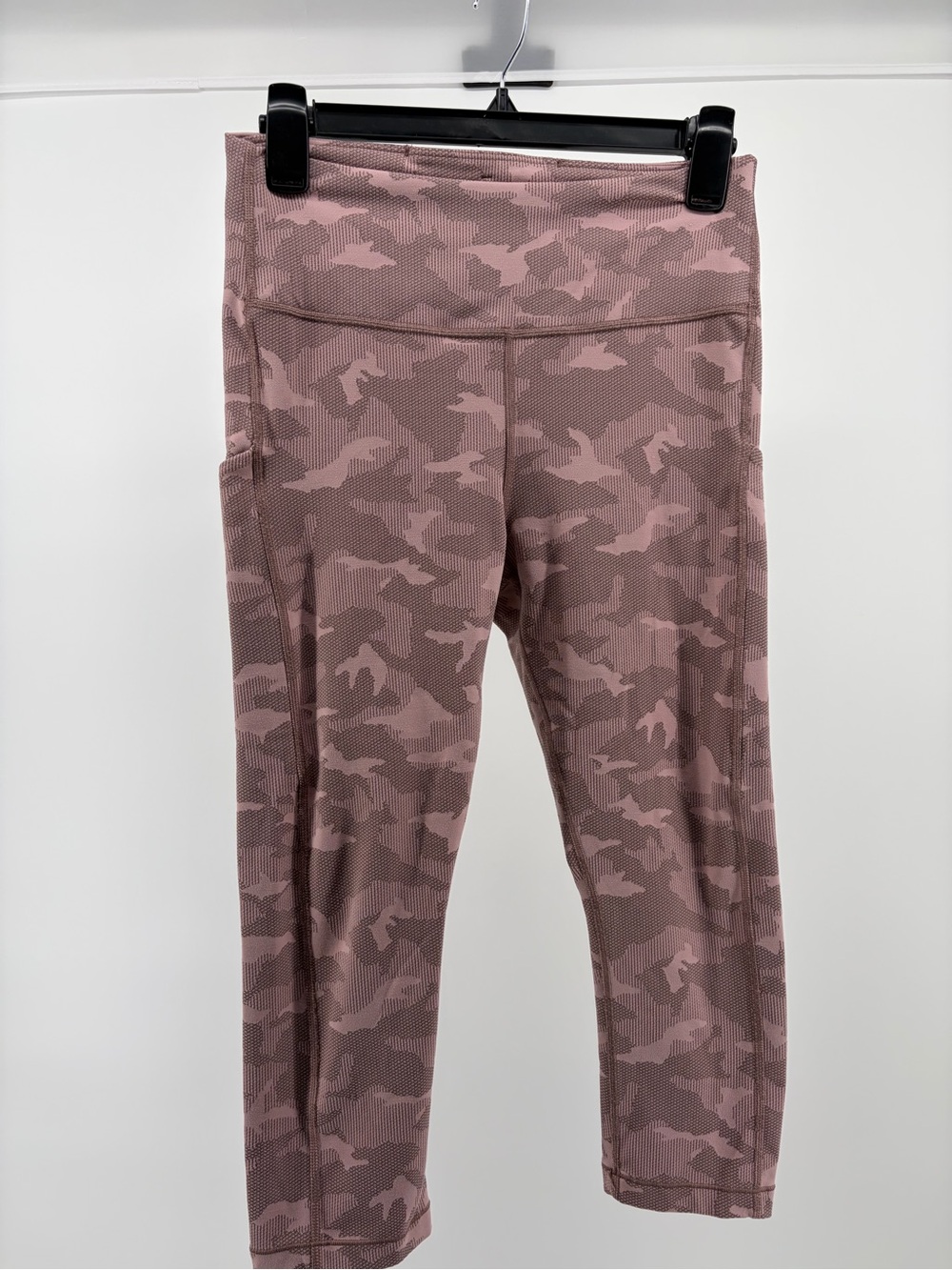 Athleta Ultimate Stash Pocket Textured Camo ‎ Capri Pink Logo, Women's Size M